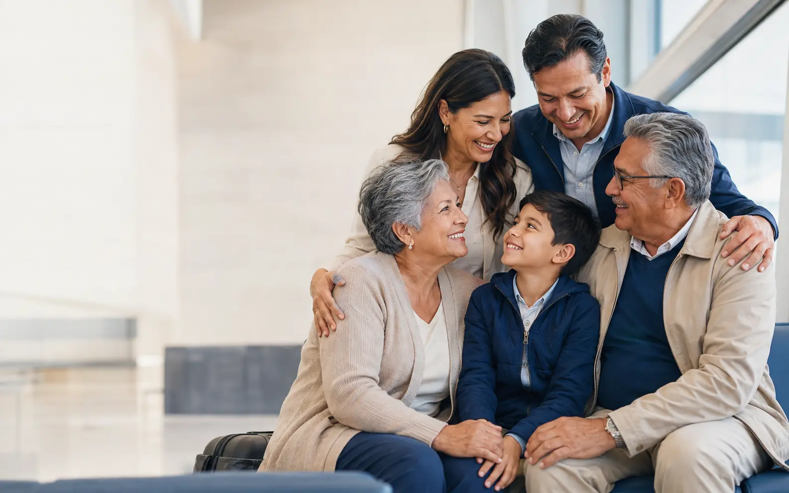 Familia latinoamericana en un entorno de viaje internacional